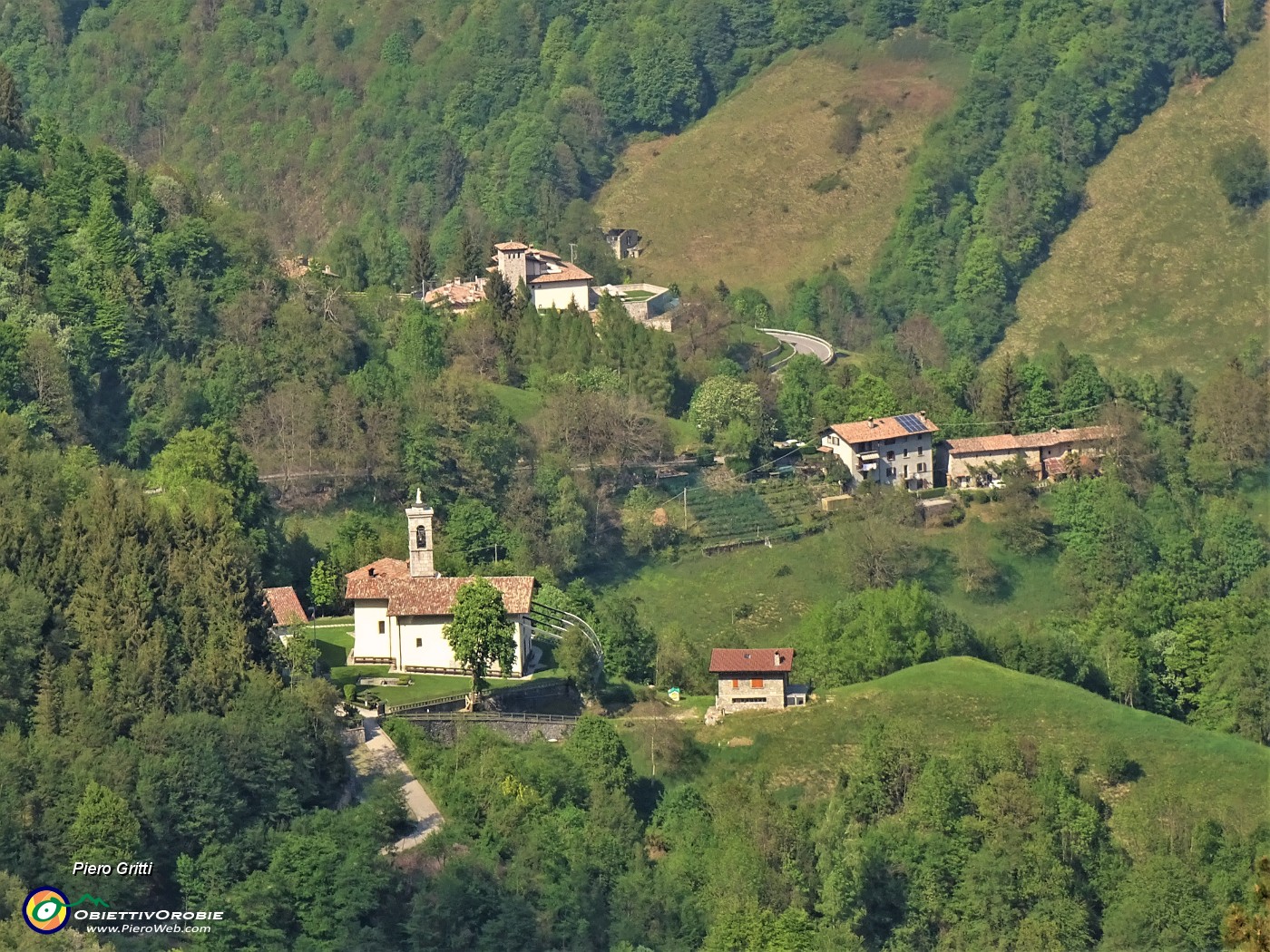 67 Zoom verso il Santuario della Madonna del Frassino.JPG